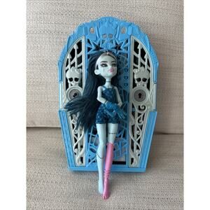 Monster High Skulltimate Secrets Frankie Stein Doll And Locker